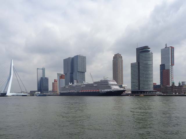 Cruiseschip ms Koningsdam van de Holland America Line aan de Cruise Terminal Rotterdam